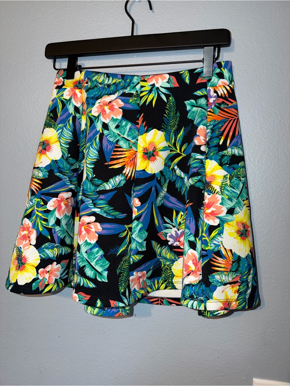 Decree Black Tropical Floral Skort with Multicolor Hibiscus